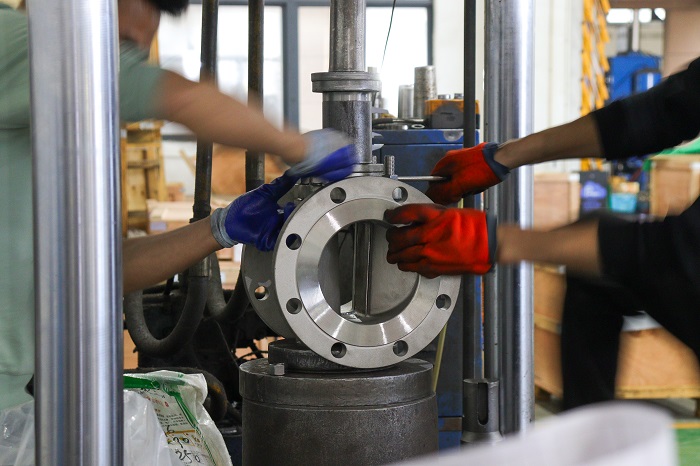 Plug valve plug inserted with a guide fixture to maintain axis alignment and protect the seat (3) Plug valve plug inserted with a guide fixture to maintain axis alignment and protect the seat (3)