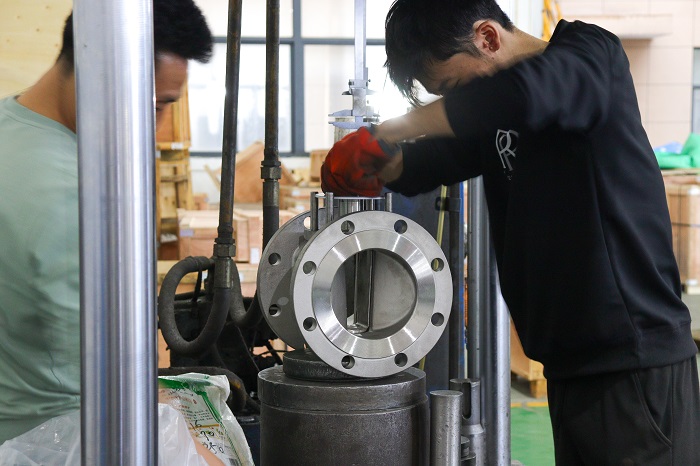 Plug valve plug inserted with a guide fixture to maintain axis alignment and protect the seat (1) Plug valve plug inserted with a guide fixture to maintain axis alignment and protect the seat (1)