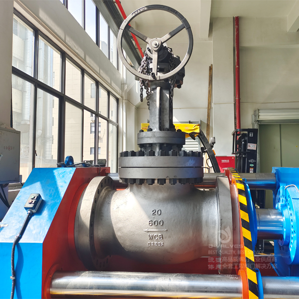 20inch 600LB cast steel flanged globe valve is under pressure test