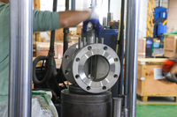 //iororwxhkjmjlm5p.leadongcdn.com/cloud/mqBpoKnrRllSlmrlkmpnk/Plug-valve-plug-inserted-with-a-guide-fixture-to-maintain-axis-alignment-and-protect-the-seat.jpg